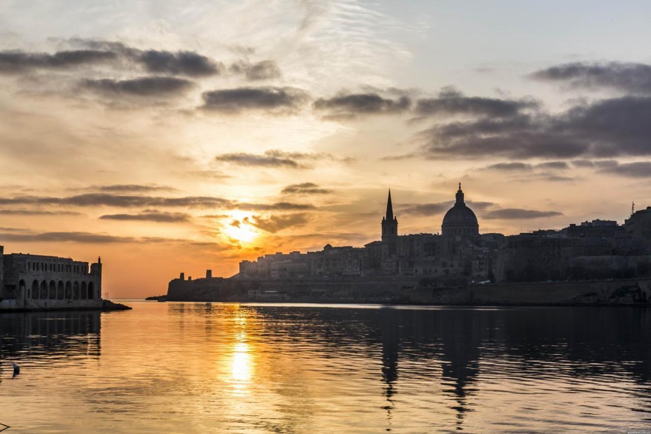 Superlative Apartment With Valletta And Harbour Views Sliema Eksteriør billede